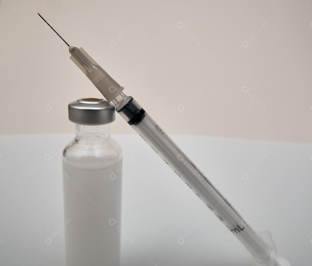 Vista da agulha e ampola prontas para serem usadas.