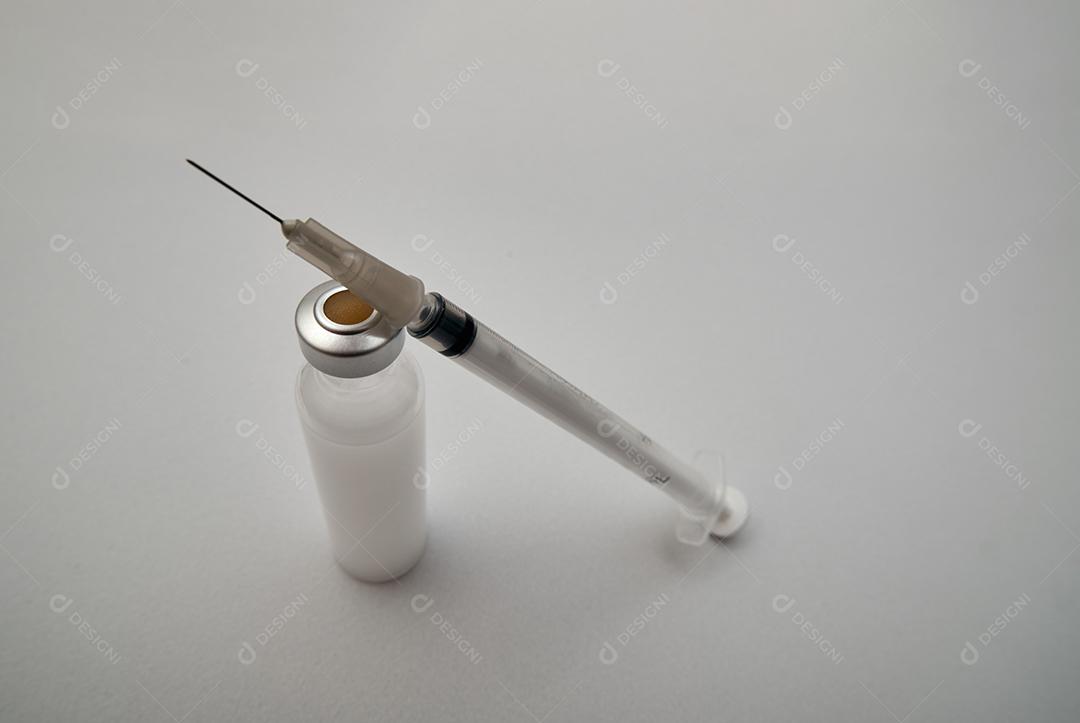 Vista da agulha e ampola prontas para serem usadas.