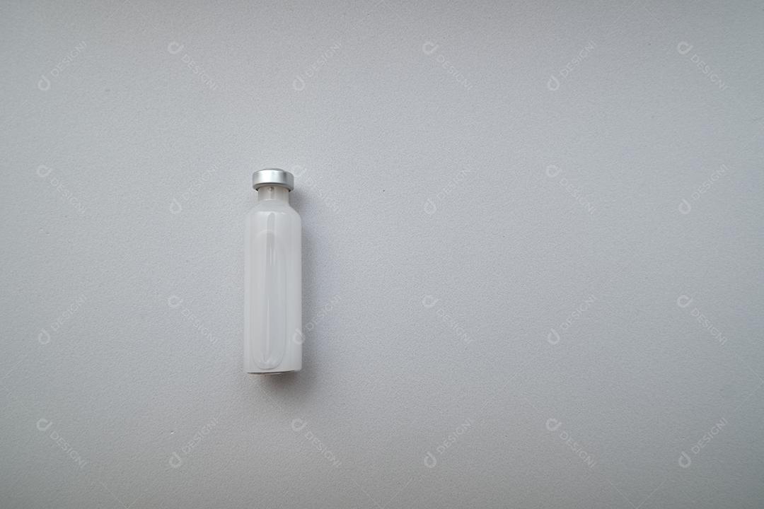 Vista da ampola com fundo branco e espaço de cópia.