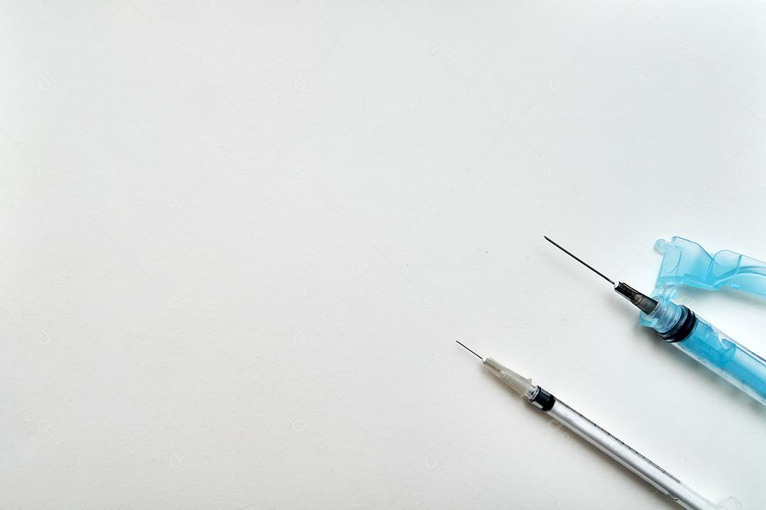 Conjunto de seringas em fundo branco