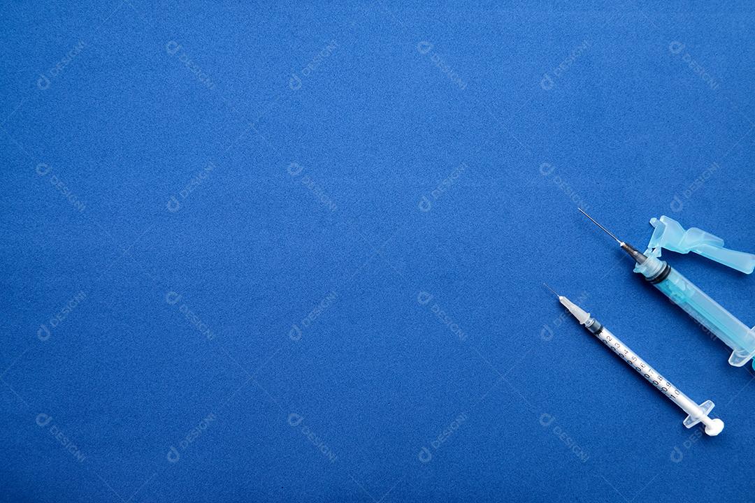 Conjunto de seringas sobre fundo azul