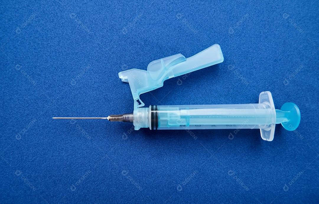 Vista de seringa sobre fundo azul.