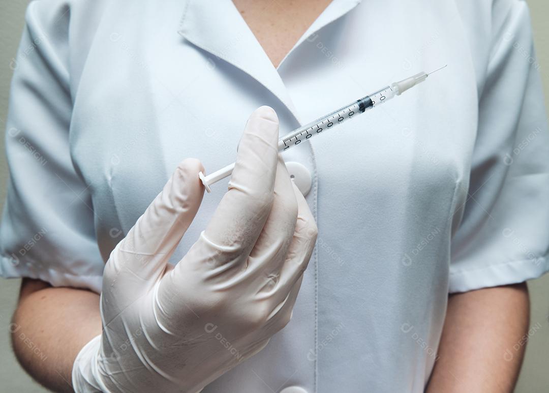 Vista de uma enfermeira pronta para dar a vacina.