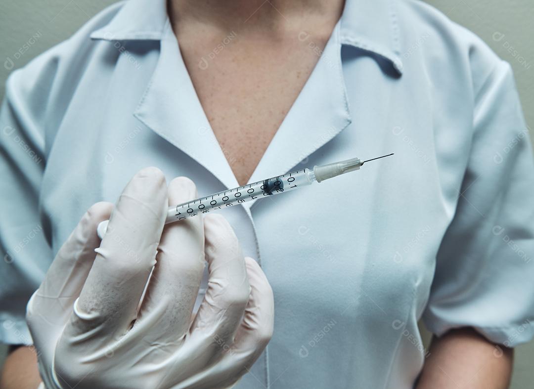 Vista de uma enfermeira pronta para dar a vacina.