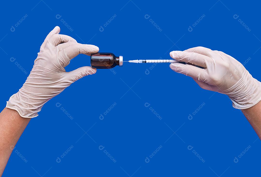 Imagem de uma enfermeira preparando a dose da vacina em fundo azul