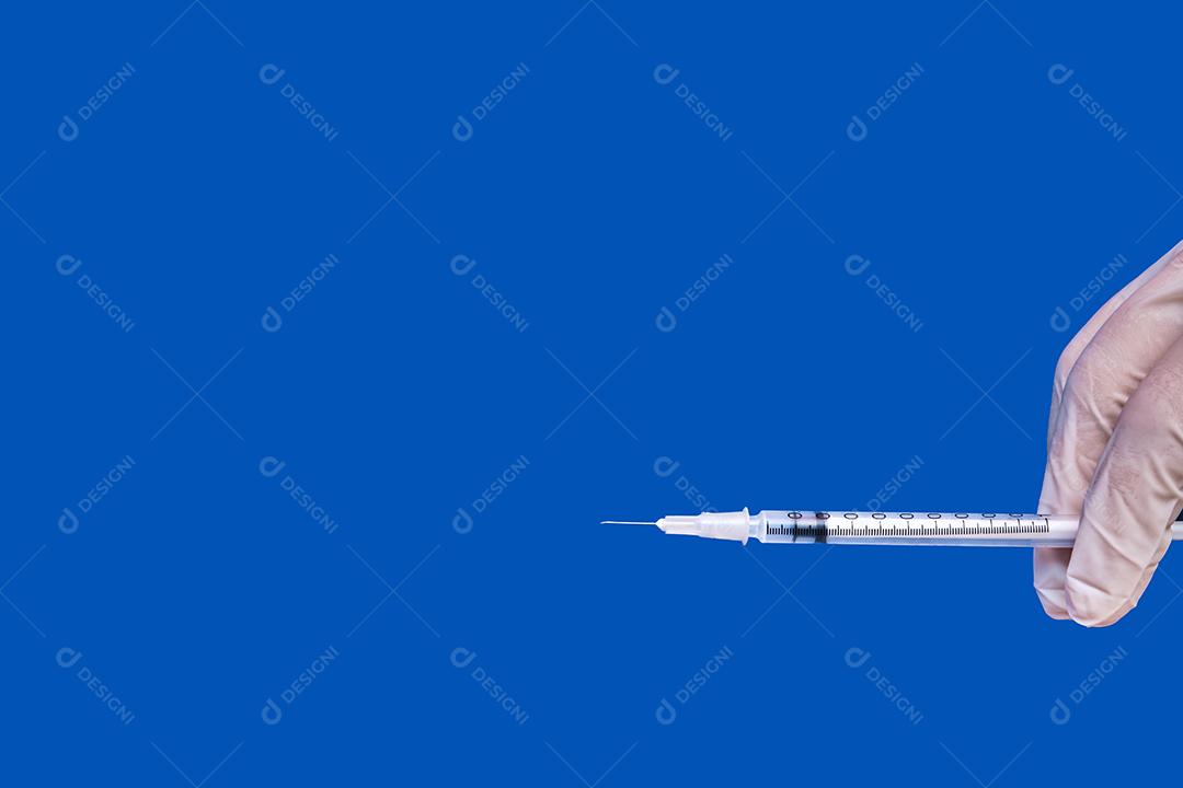 Imagem de uma enfermeira preparando a dose da vacina em fundo azul