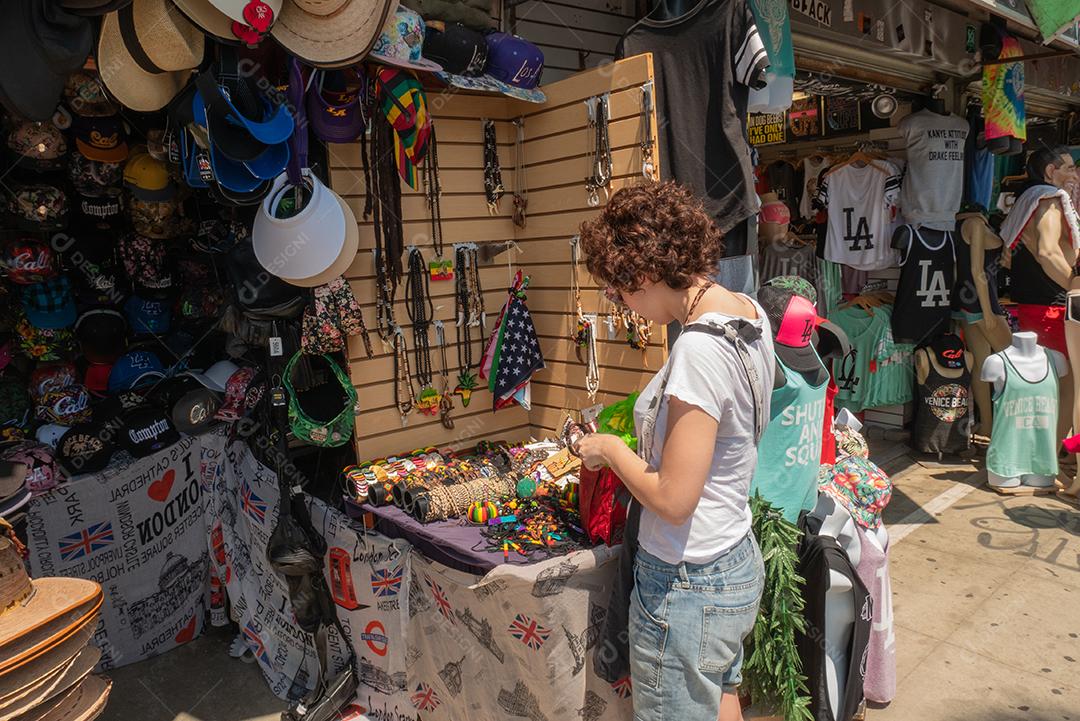 Vista das pessoas fazendo compras nas lojas do calçadão em praia da Veneza no verão.