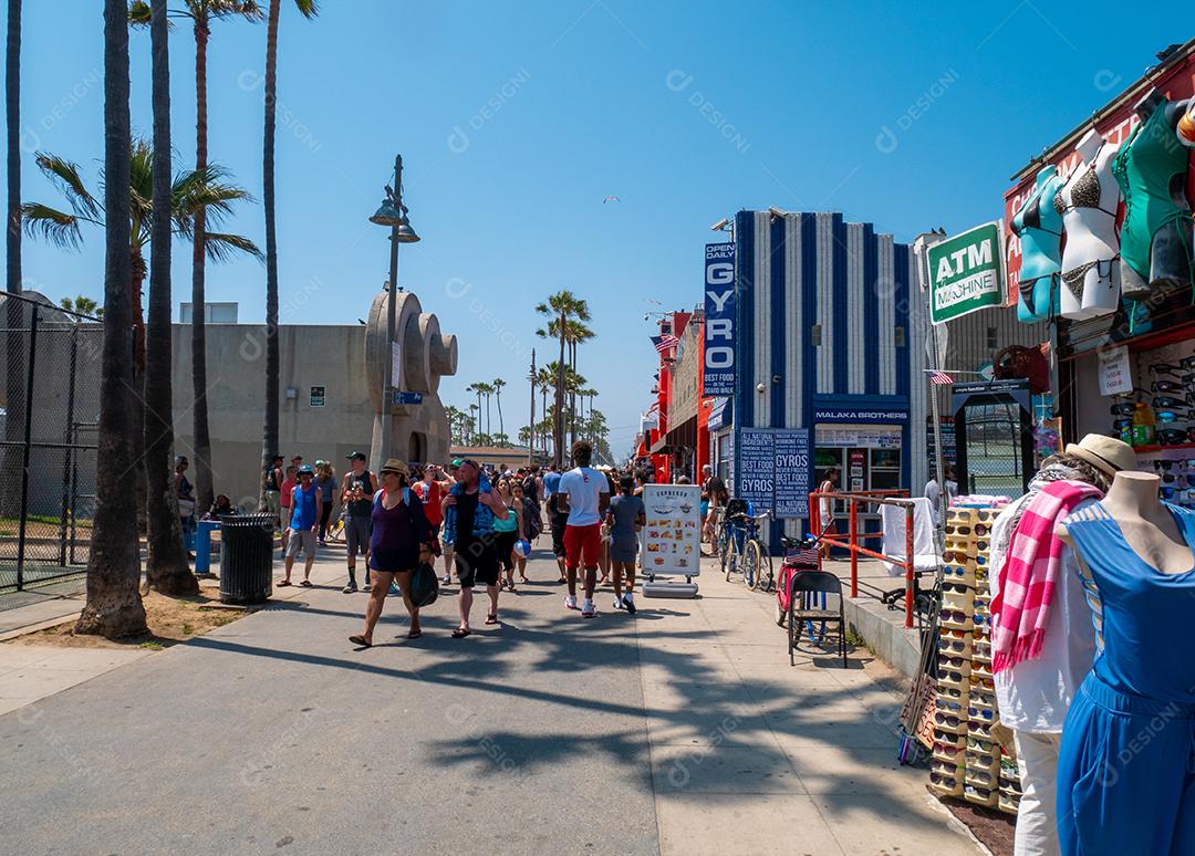 Vista do calçadão da Praia de Veneza no verão