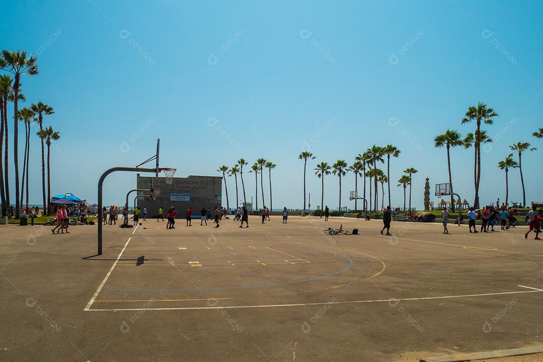 Pessoas jogando basquete em praia na Veneza em quadras de verão.