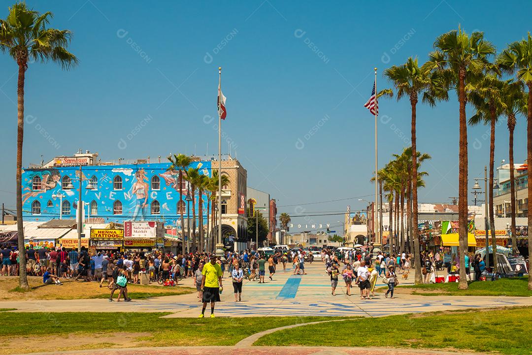 VENICE BEACH, EUA - 25 de junho de 2016: Vista do calçadão de praia de Veneza no verão.