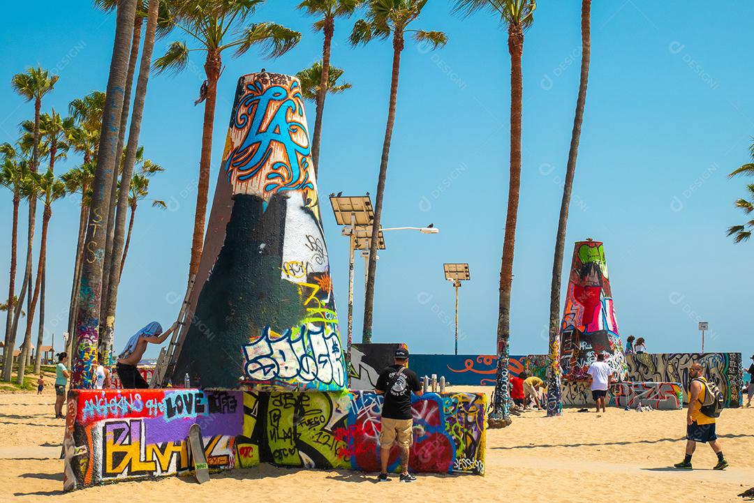 VENICE BEACH, EUA - 25 de junho de 2016: Vista do calçadão de praia de Veneza no verão.