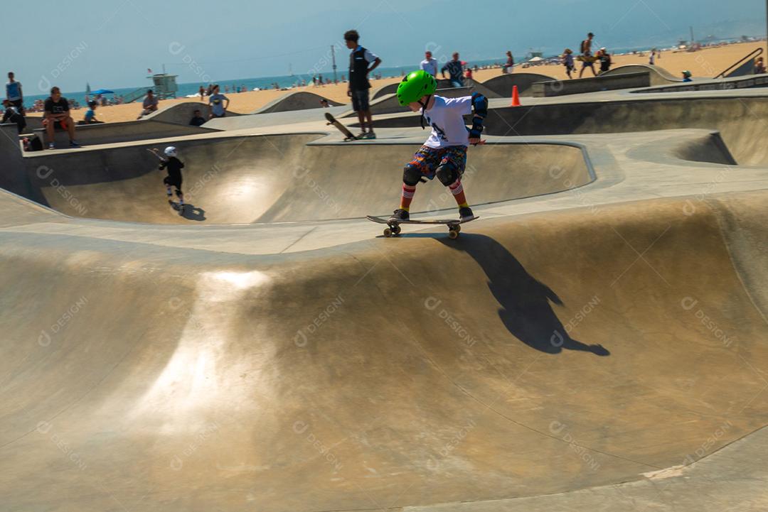 VENICE BEACH, EUA - 25 de junho de 2016: Vista do treinamento dos skatistas no parque de skate em praia de Veneza no verão.