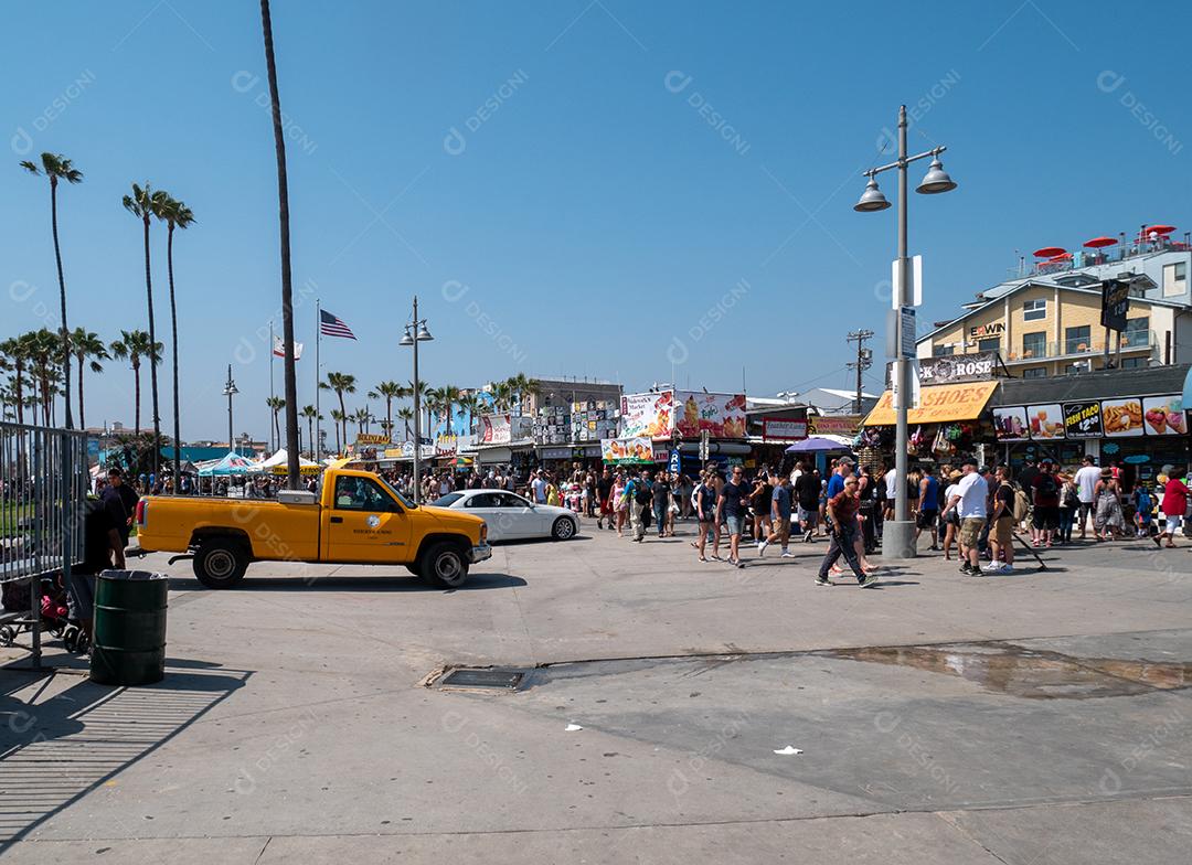 LOS ANGELES, EUA - 25 de junho de 2016: Vista das pessoas no calçadão e lojas na Praia de Veneza.