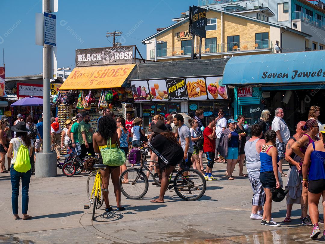 LOS ANGELES, EUA - 25 de junho de 2016: Vista das pessoas no calçadão e lojas de Praia de Veneza.