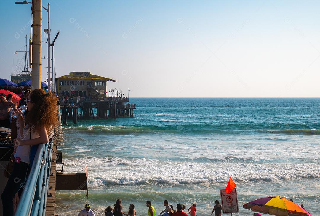 Ampla vista da praia de Santa Monica no verão.