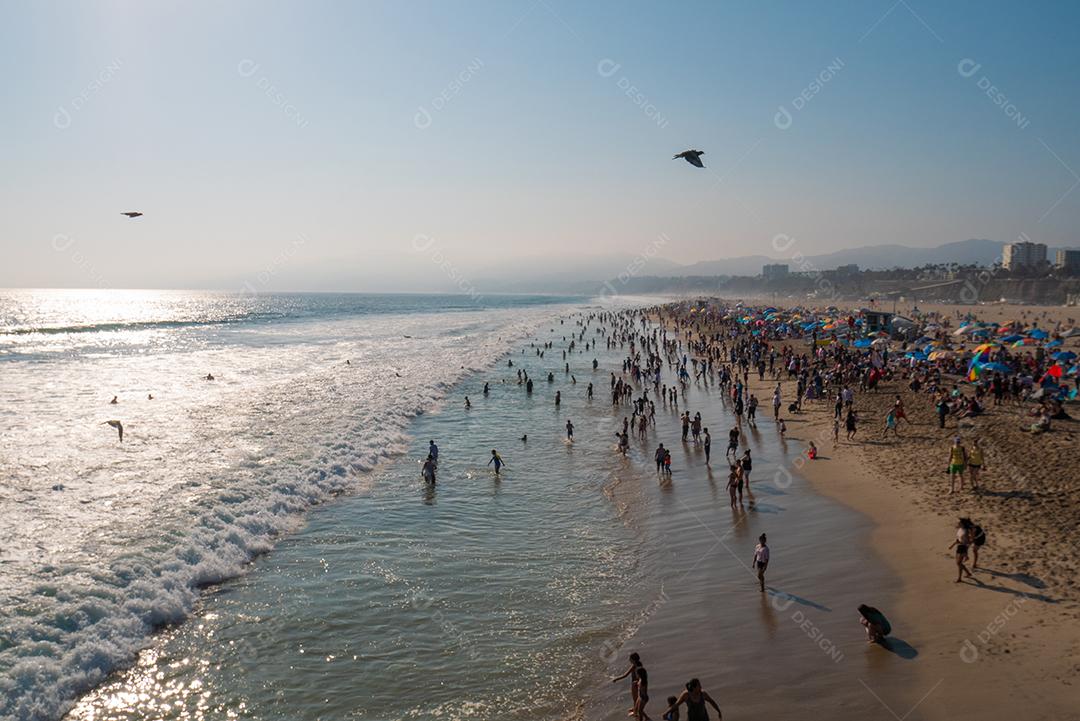 Ampla vista da praia de Santa Monica no verão.