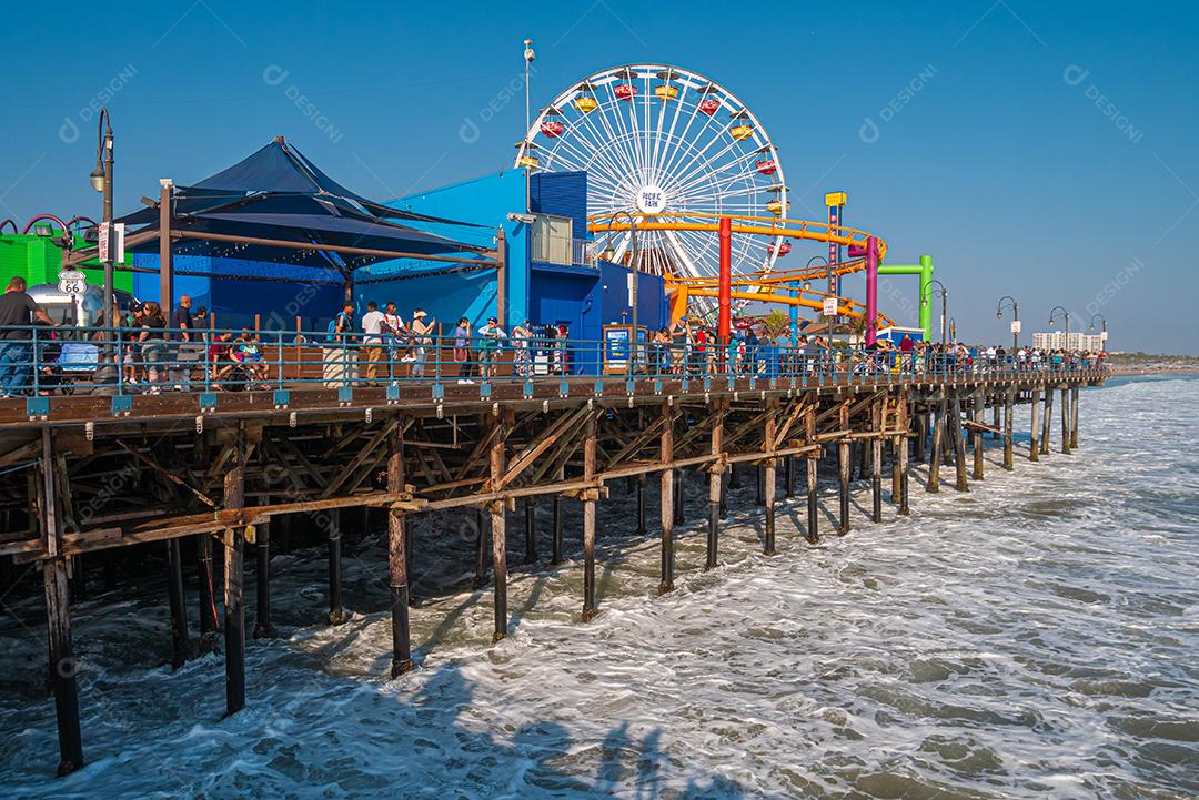 Vista do famoso parque de diversões da roda gigante de Santa Monica no verão.