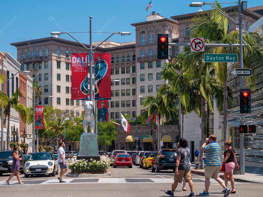 Vista de pessoas andando no centro de Los Angeles no verão.