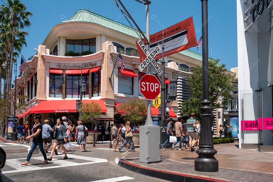 Vista de pessoas andando no centro de Los Angeles no verão.