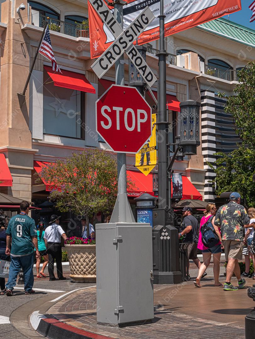 Vista de pessoas andando no centro de Los Angeles no verão.