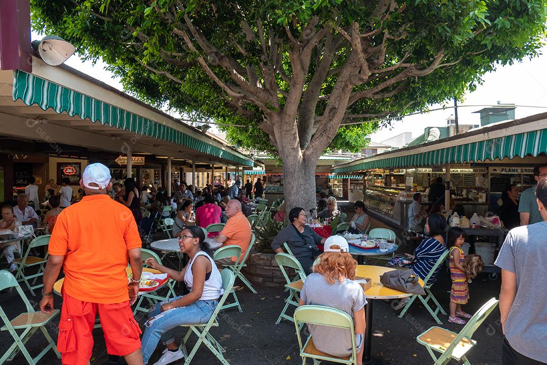 Vista das pessoas no mercado do fazendeiro em Los Angeles no verão.