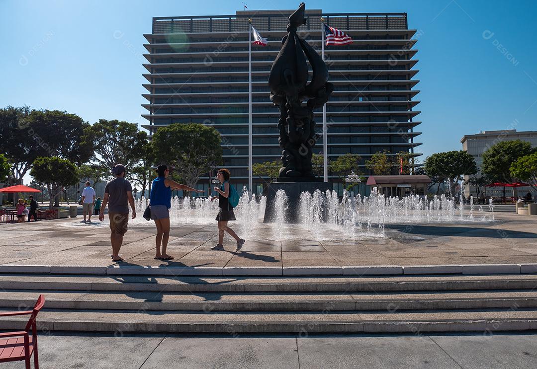 Vista de pessoas se divertindo em fontes nas ruas de Los Angles.
