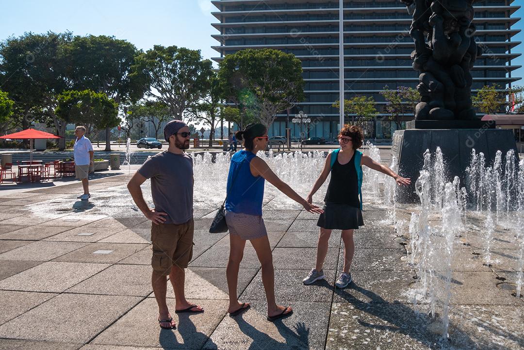 Vista de pessoas se divertindo em fontes nas ruas de Los Angles.