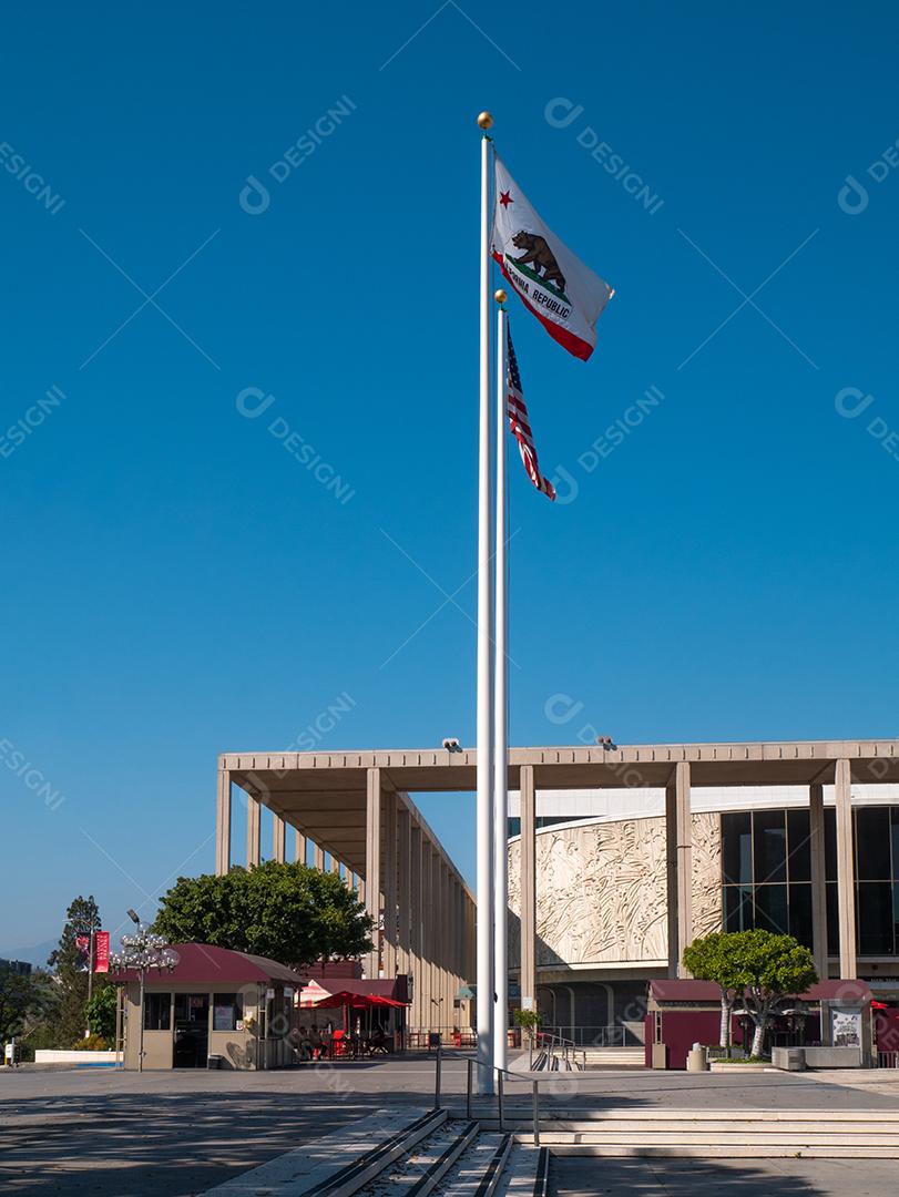 Vista dos Estados Unidos e bandeiras da Califórnia nas ruas de Los Angeles.