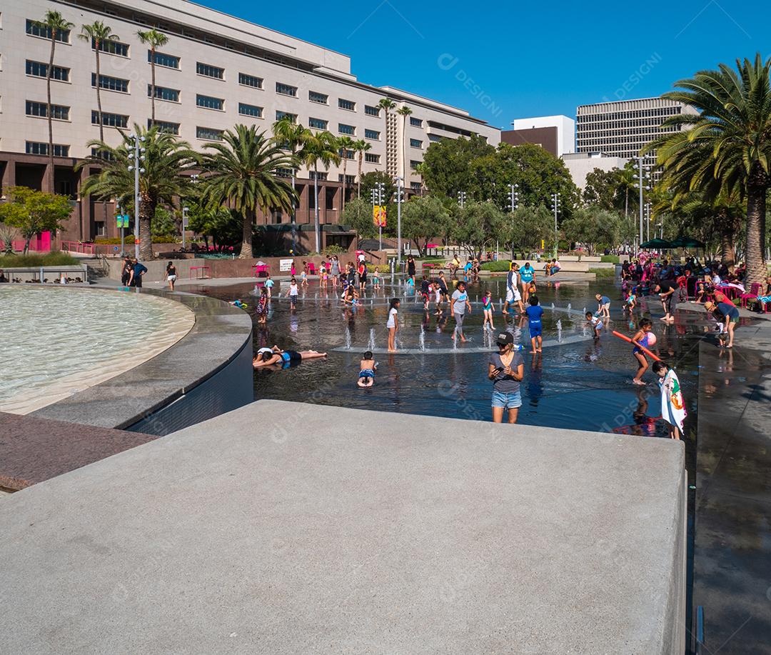 Vista de pessoas se divertindo em fontes nas ruas de Los Angles.