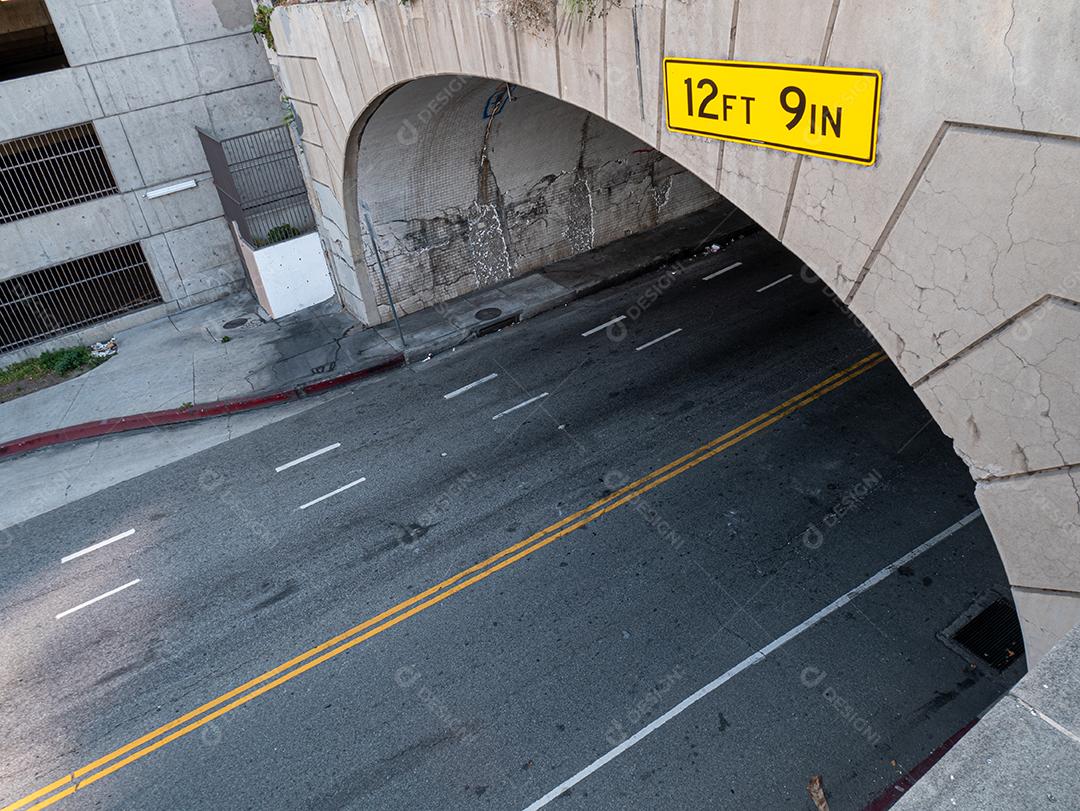 Vista da entrada de um túnel no centro de Los Angeles.