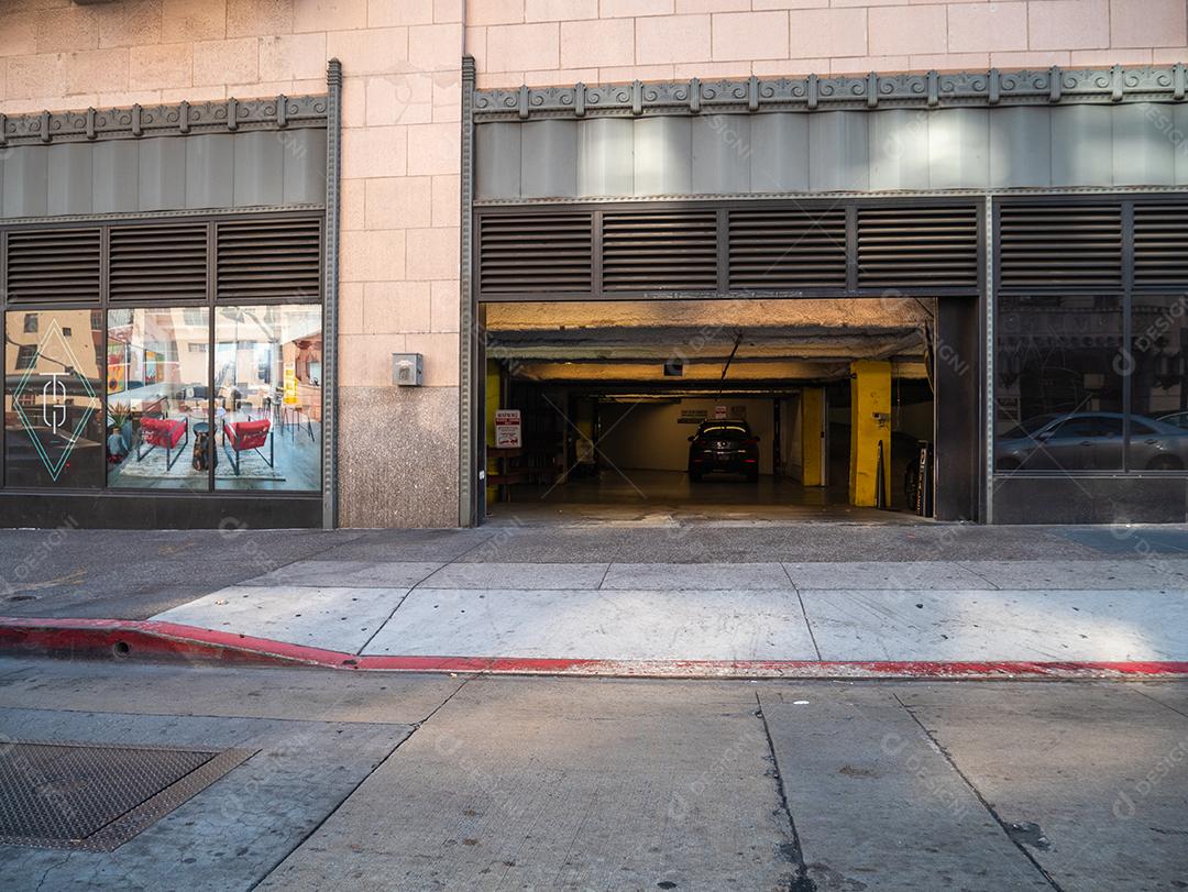 Vista da entrada de um estacionamento no centro de Los Angeles.