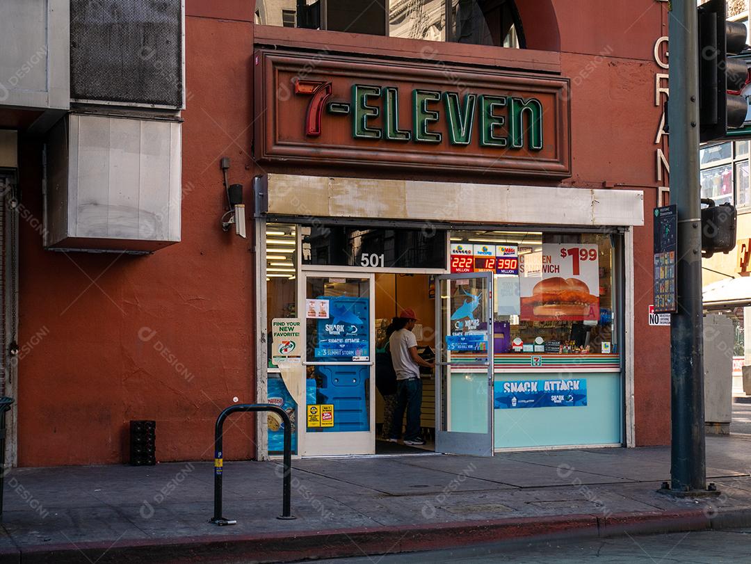 Uma vista da loja de conveniência 7 Eleven em L.A.