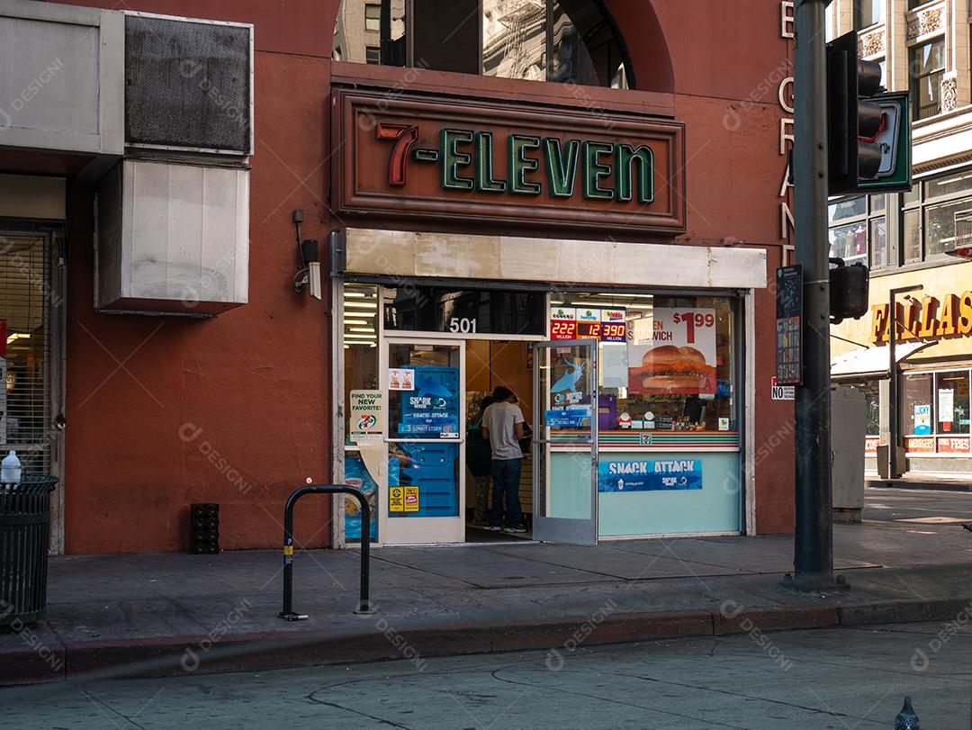 Uma vista da loja de conveniência 7 Eleven em L.A.