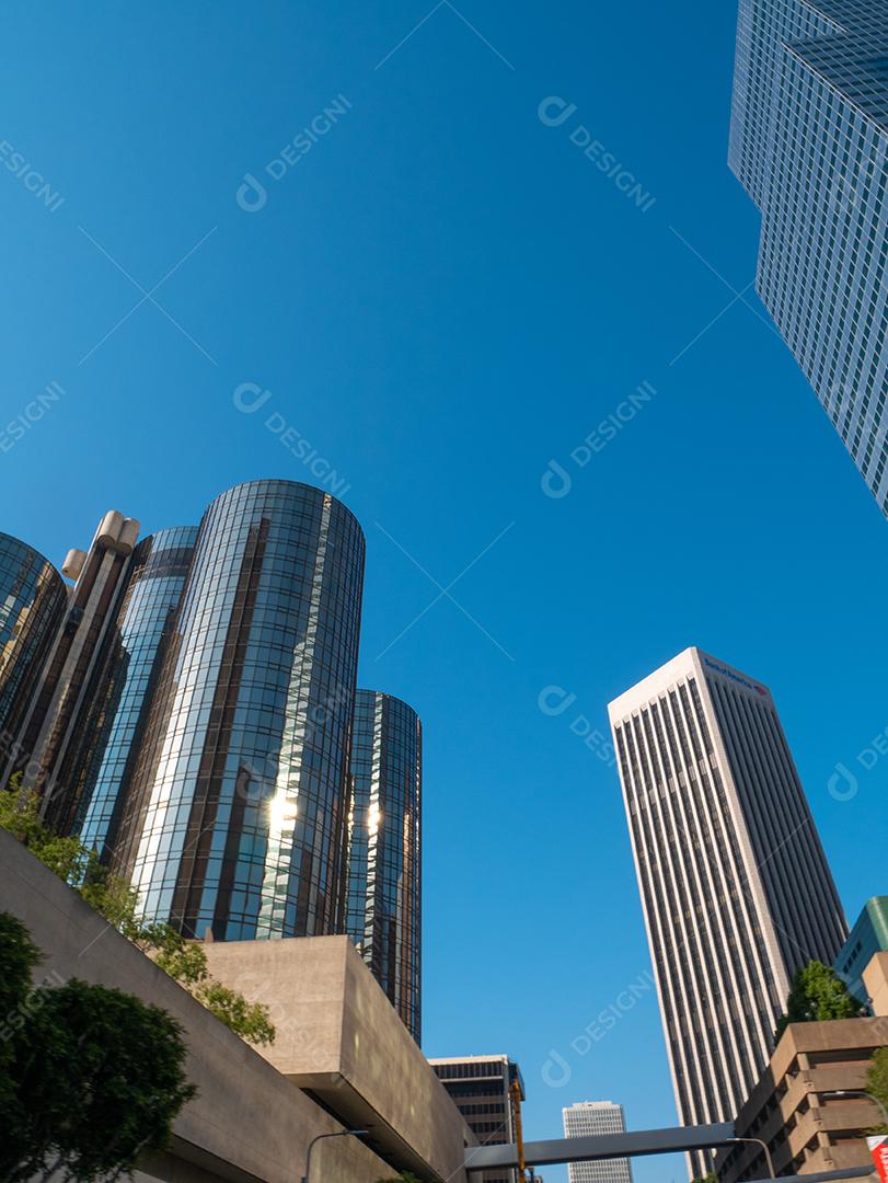 Vista dos prédios de escritórios no centro de Los Angeles com céu azul.