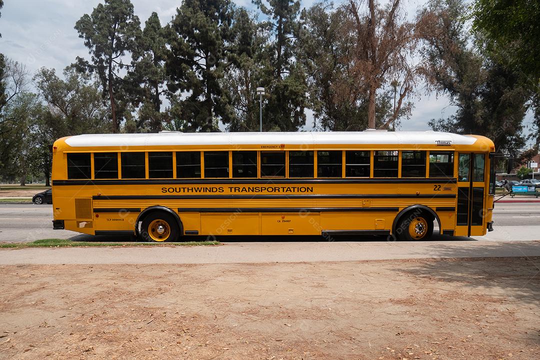 Vista do ônibus escolar nas ruas de Los Angeles.