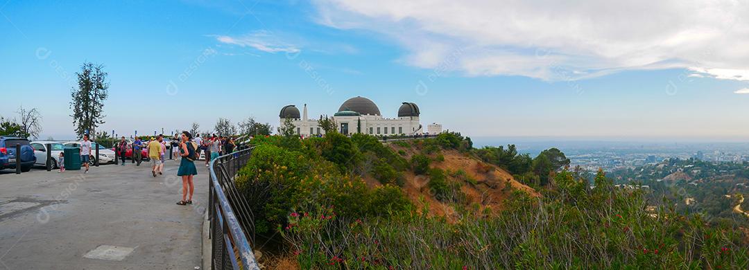 Ampla vista panorâmica do Observatório Griffith na cidade de Los Angeles.