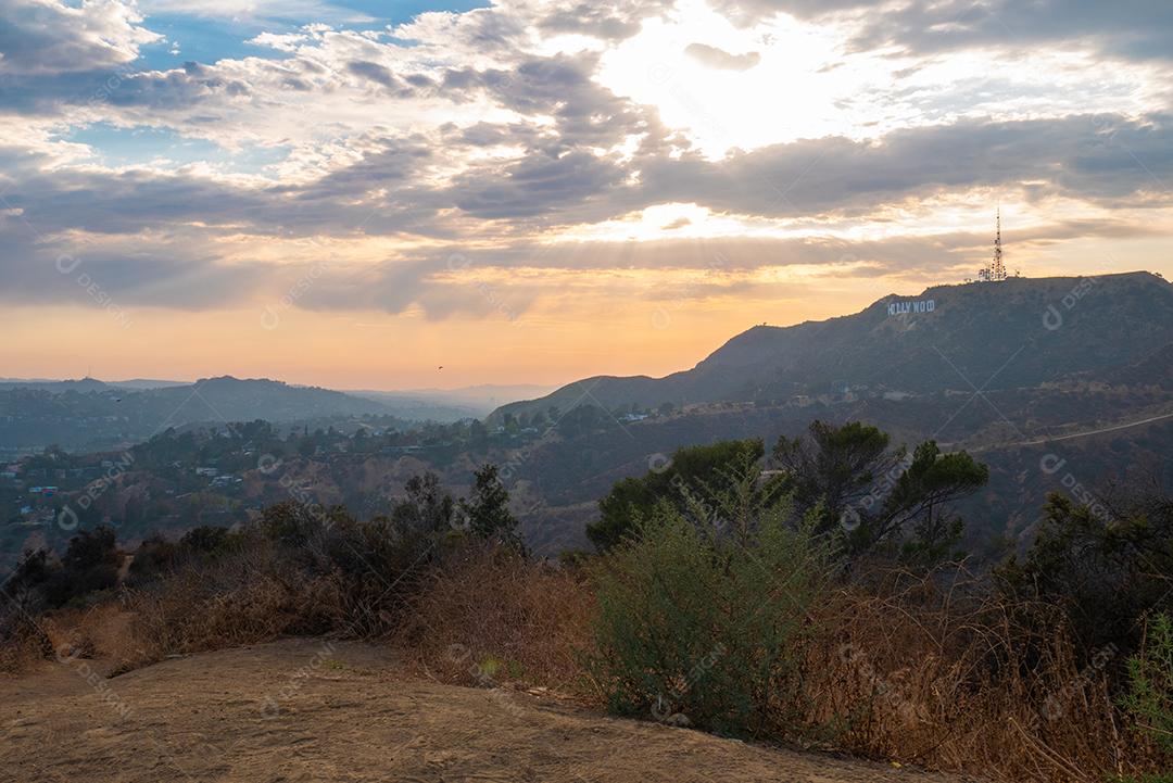 Bela vista das colinas de Hollywood no verão ao pôr do sol.