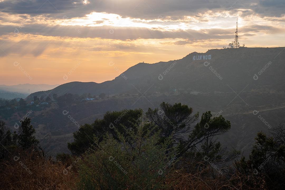 Bela vista das colinas de Hollywood no verão ao pôr do sol.