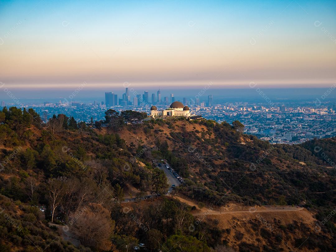 Vista panorâmica do Observatório Griffith e da cidade de Los Angeles.