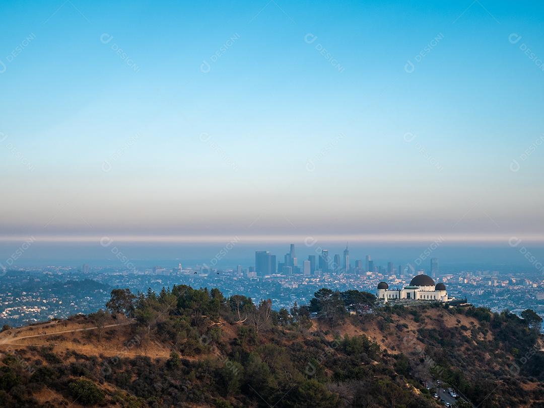 Vista panorâmica do Observatório Griffith e da cidade de Los Angeles.
