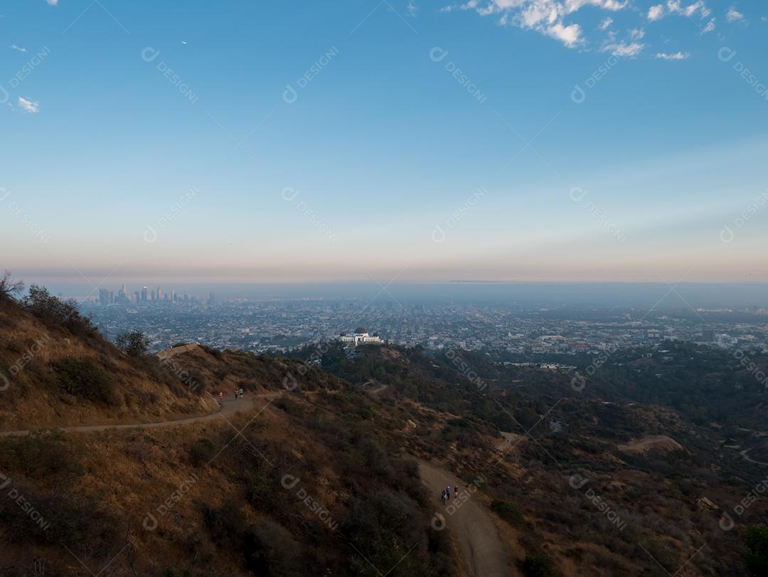 Vista de uma pista de terra para caminhadas nas colinas de Hollywood.