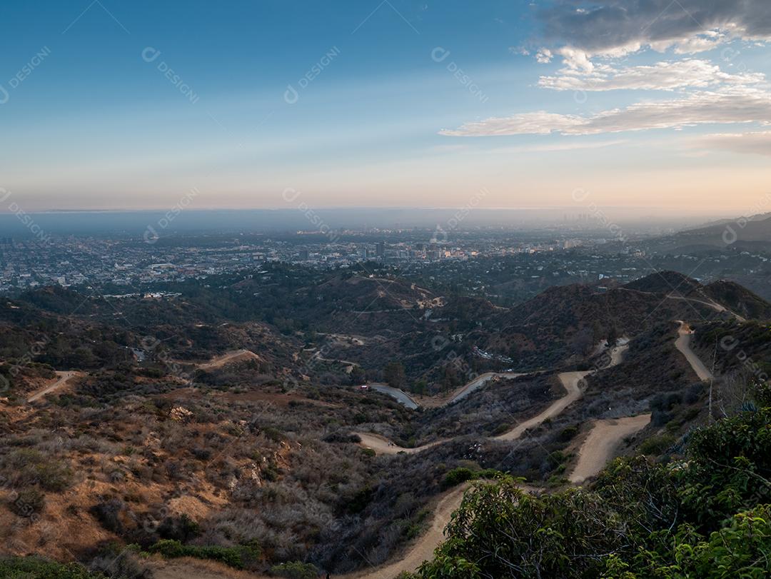 Vista de uma pista de terra para caminhadas nas colinas de Hollywood.