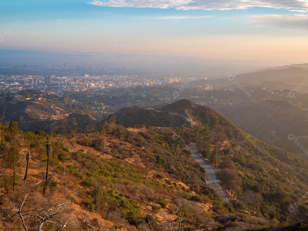 Vista de uma pista de terra para caminhadas nas colinas de Hollywood.