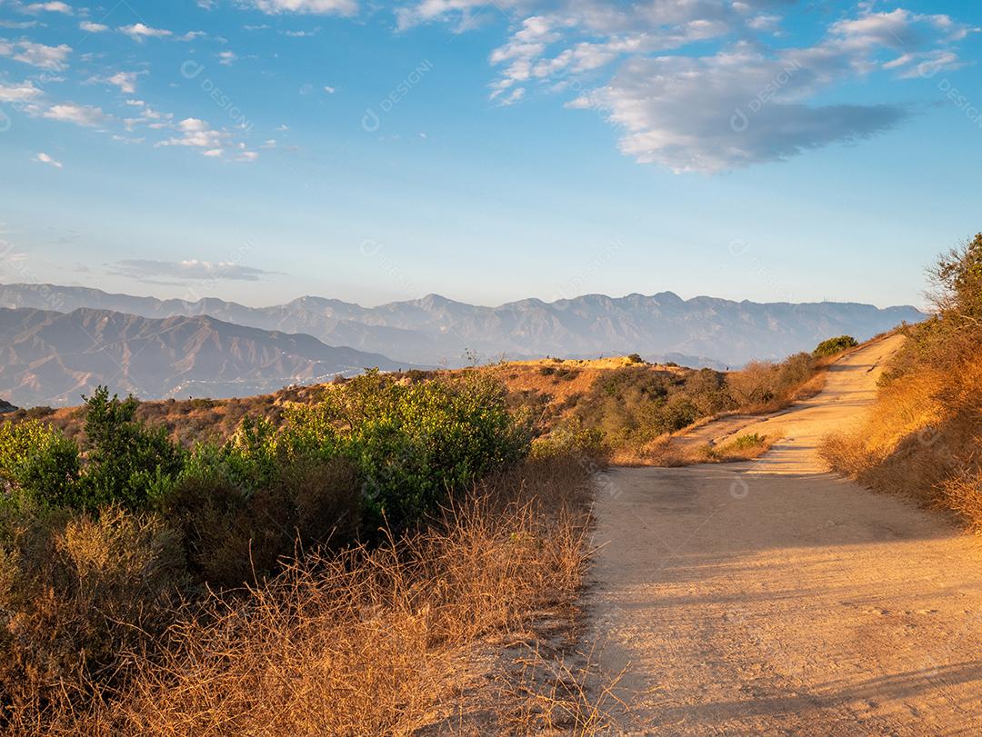 Vista de uma pista de terra para caminhadas nas colinas de Hollywood.