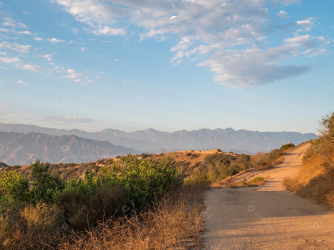 Vista de uma pista de terra para caminhadas nas colinas de Hollywood.