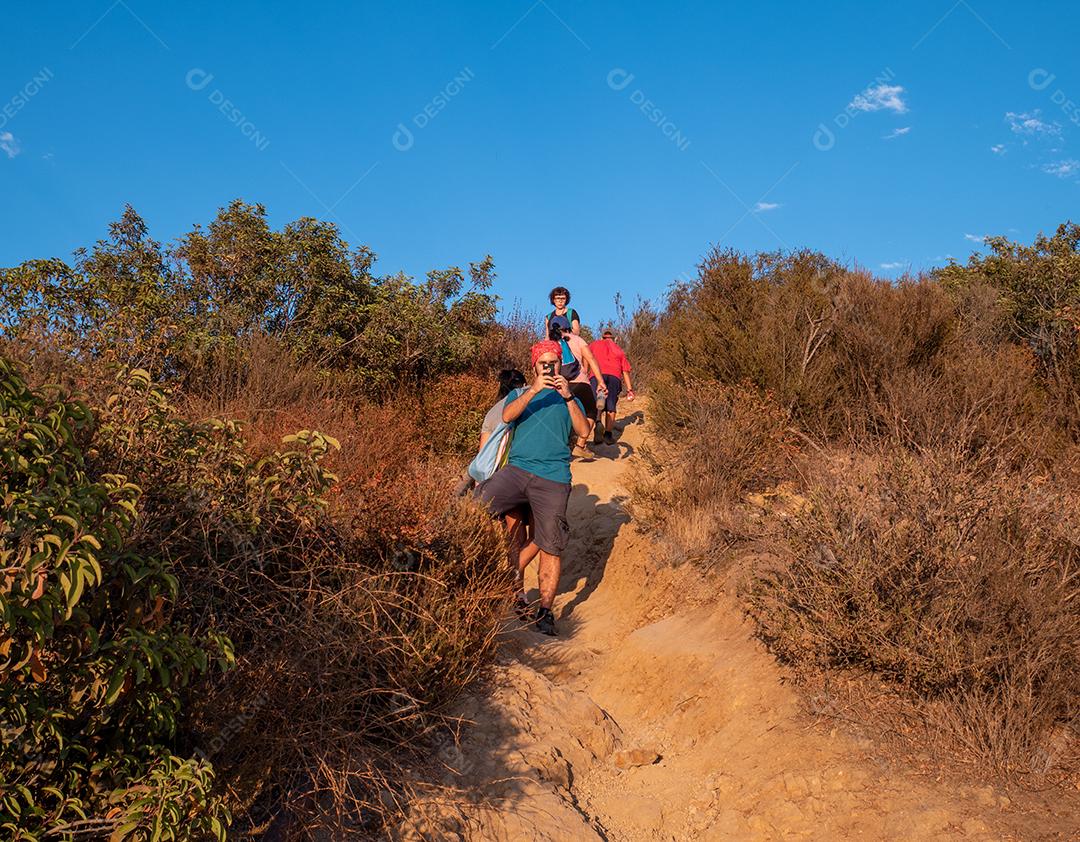 Vista de uma pista de terra para caminhadas nas colinas de Hollywood.