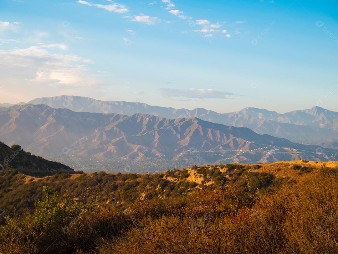 Vista de uma pista de terra para caminhadas nas colinas de Hollywood.