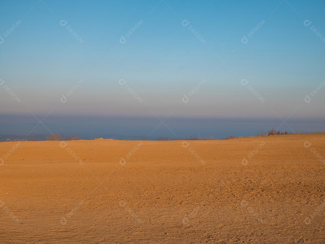 Vista do horizonte do penhasco e do céu em Los Angeles.