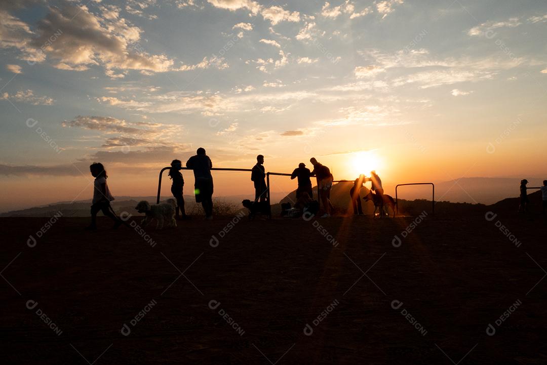Vista de pessoas assistindo o pôr do sol do Griffith Park em Los Angeles.