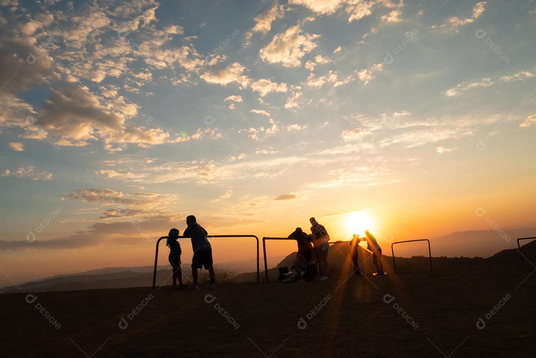 Vista de pessoas assistindo o pôr do sol do Griffith Park em Los Angeles.